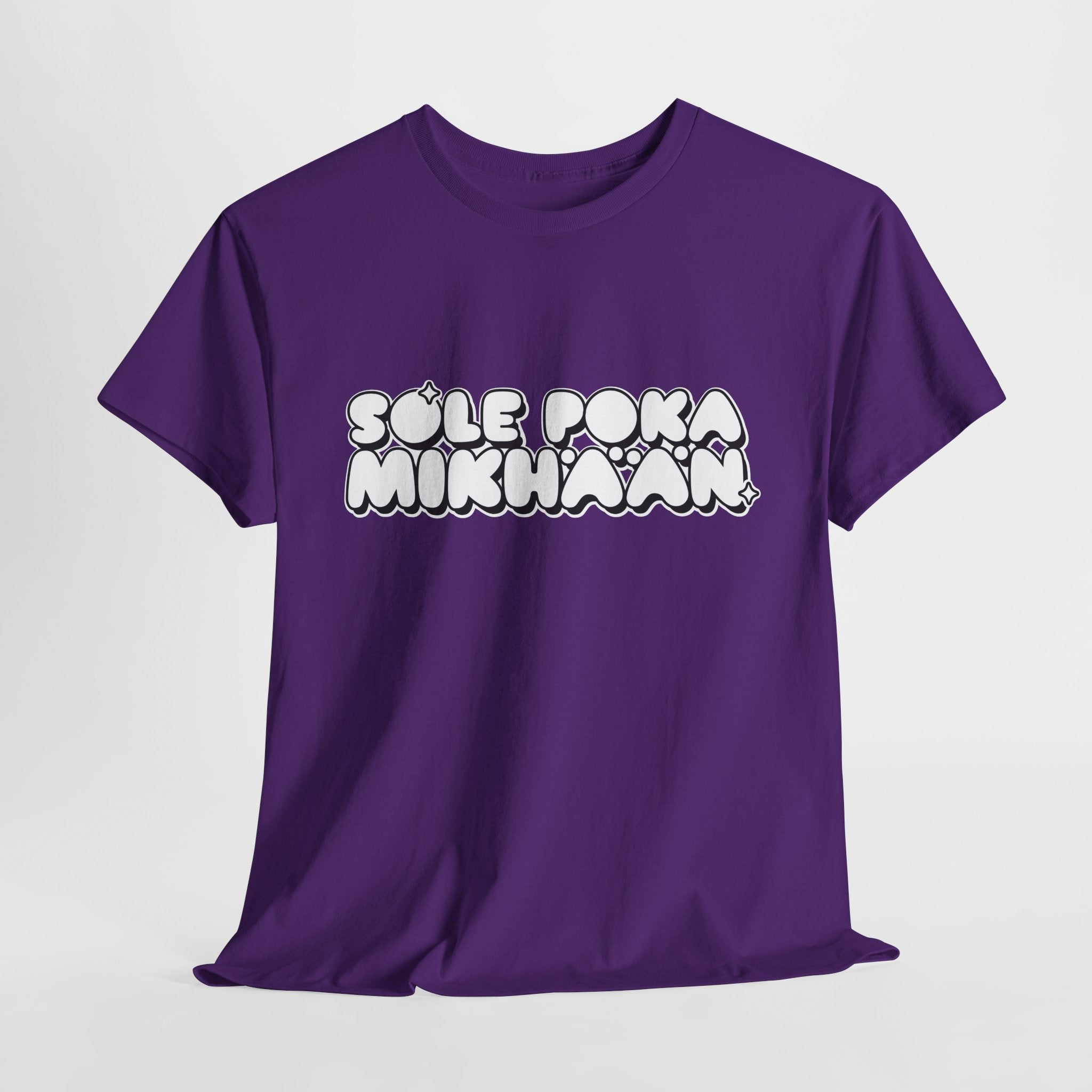 Sole Poka Mikhään t-paita, valkoinen pyöreä teksti | 100% puuvillaa, unisex