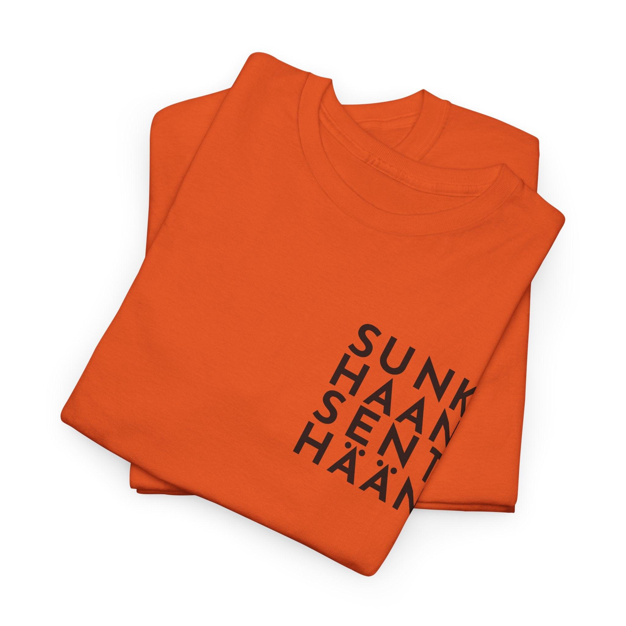 Sunkhaan Senthään t-paita, musta teksti | 100% puuvillaa, unisex - Lourun verkkokauppa