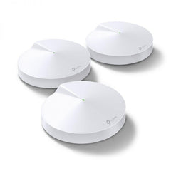 Kolme valkoista TP-Link Deco M5 -mesh-yksikköä